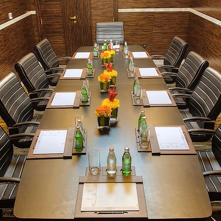 Jannah Burj Al Sarab Hotel Abu Dhabi Exterior foto A boardroom