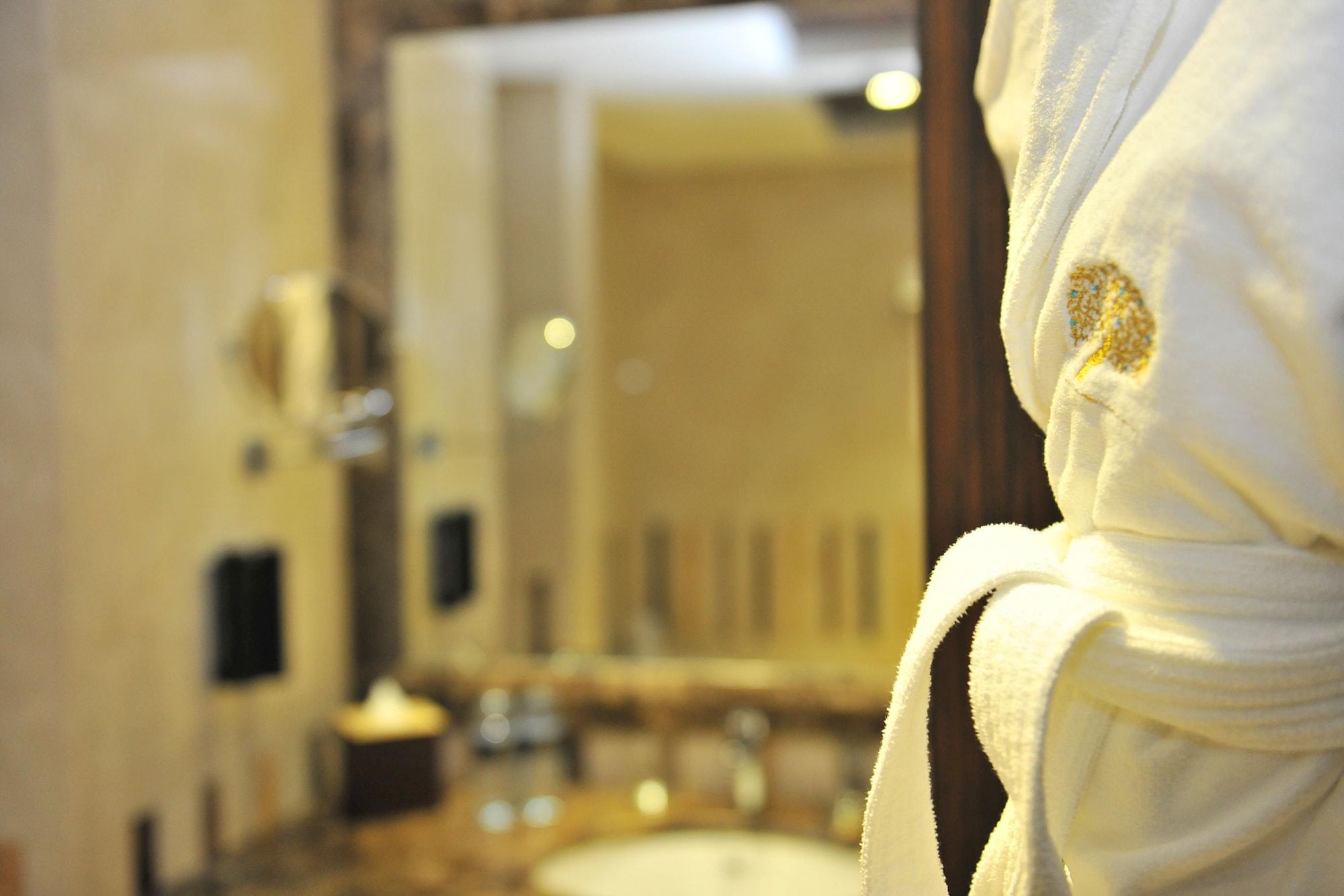 Jannah Burj Al Sarab Hotel Abu Dhabi Exterior foto A bathrobe