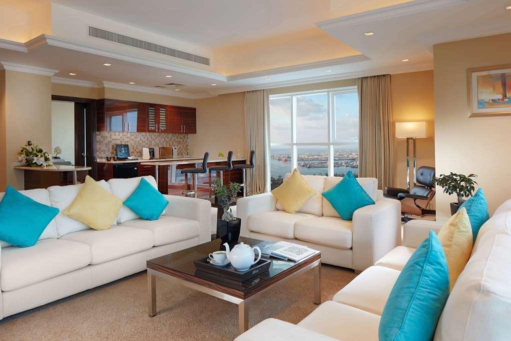 Jannah Burj Al Sarab Hotel Abu Dhabi Cameră foto A living room in a suite at the Jumeirah Beach Hotel