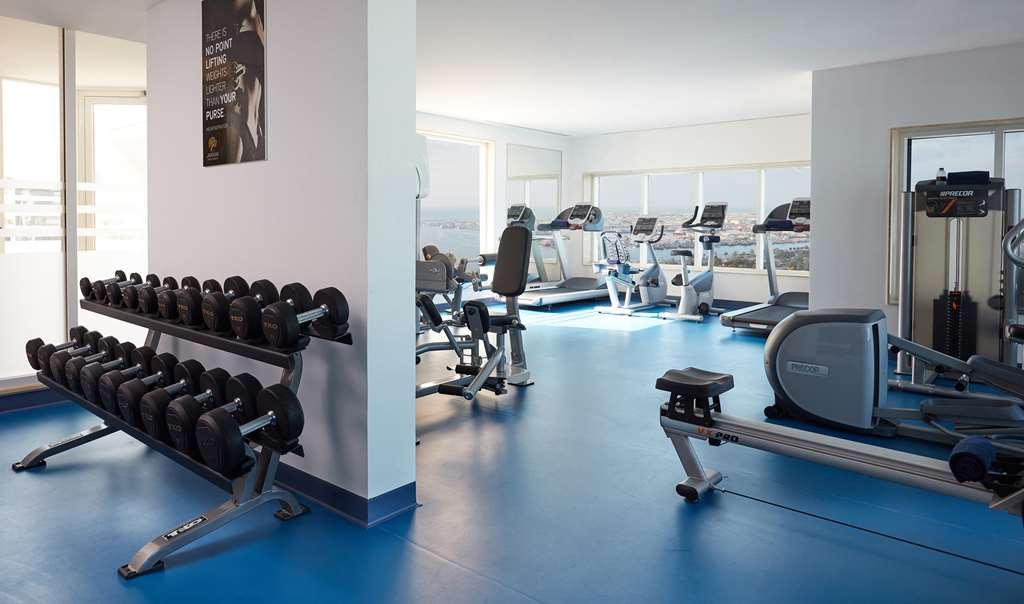 Jannah Burj Al Sarab Hotel Abu Dhabi Interior foto A gym in a hotel
