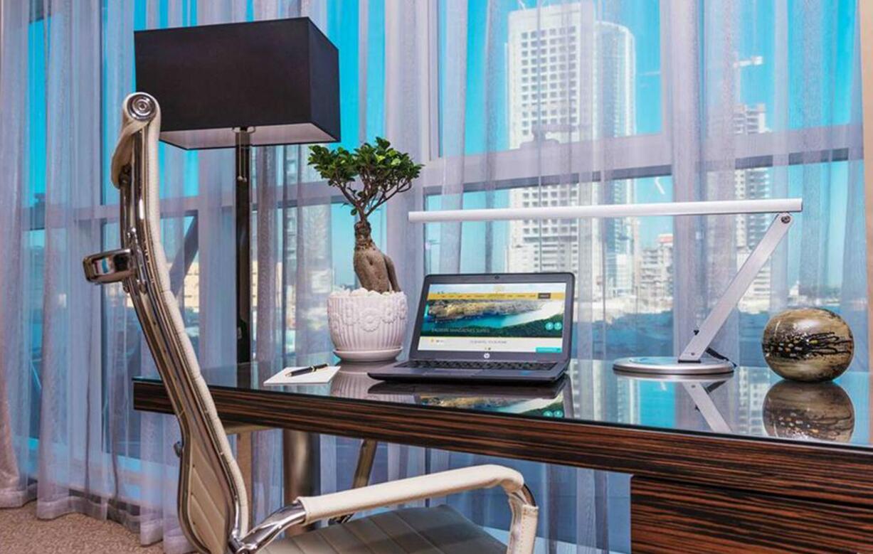 Jannah Burj Al Sarab Hotel Abu Dhabi Exterior foto A modern office chair