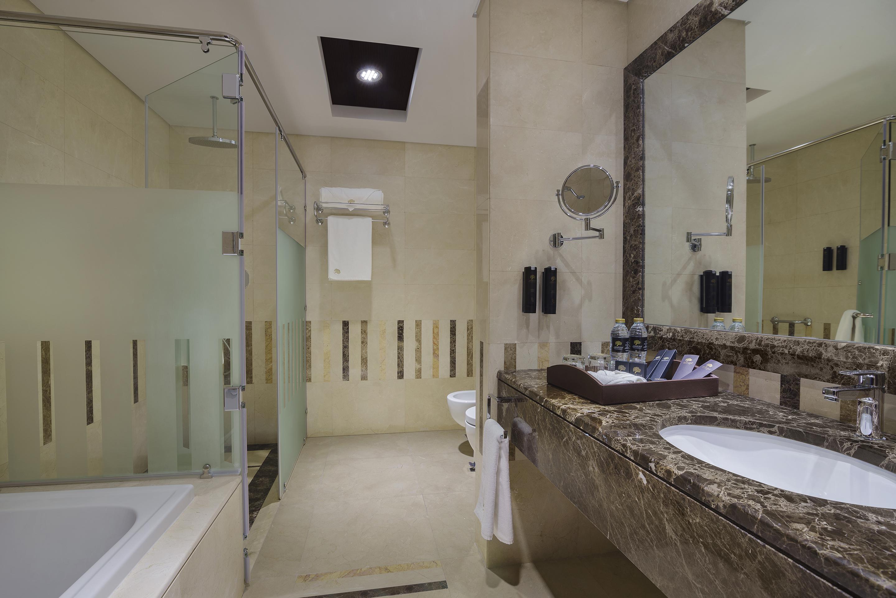 Jannah Burj Al Sarab Hotel Abu Dhabi Exterior foto Bathroom