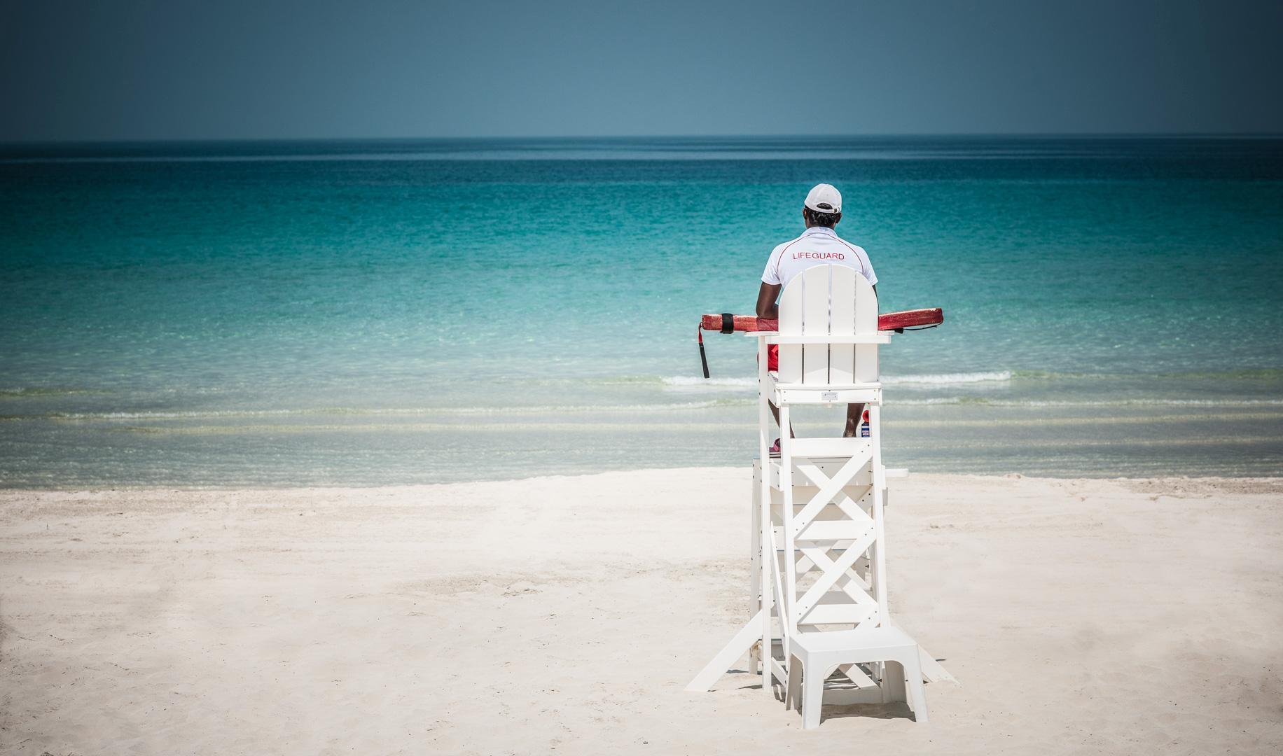 Jannah Burj Al Sarab Hotel Abu Dhabi Exterior foto Lifeguard on duty at the beach