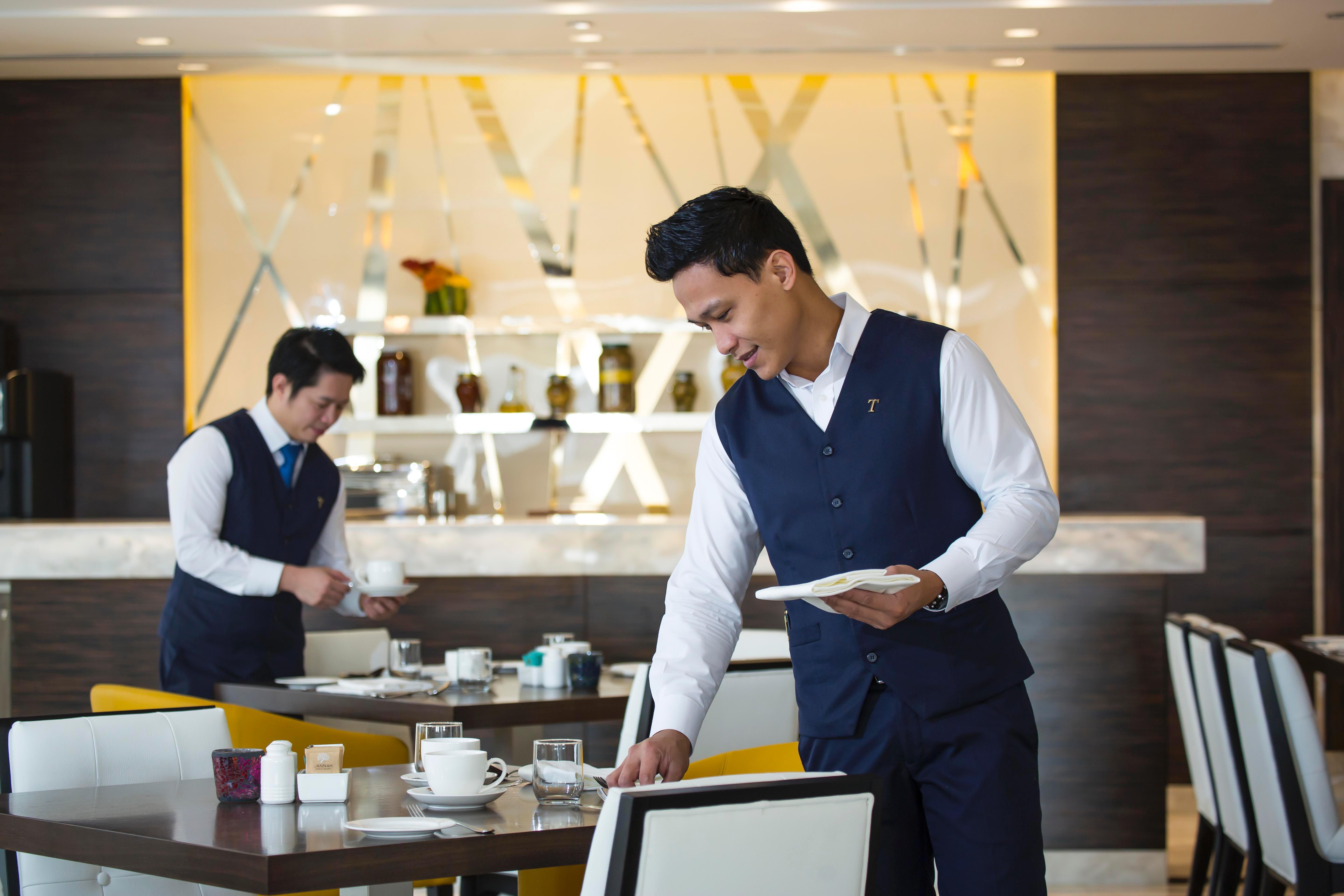 Jannah Burj Al Sarab Hotel Abu Dhabi Exterior foto A restaurant host at work