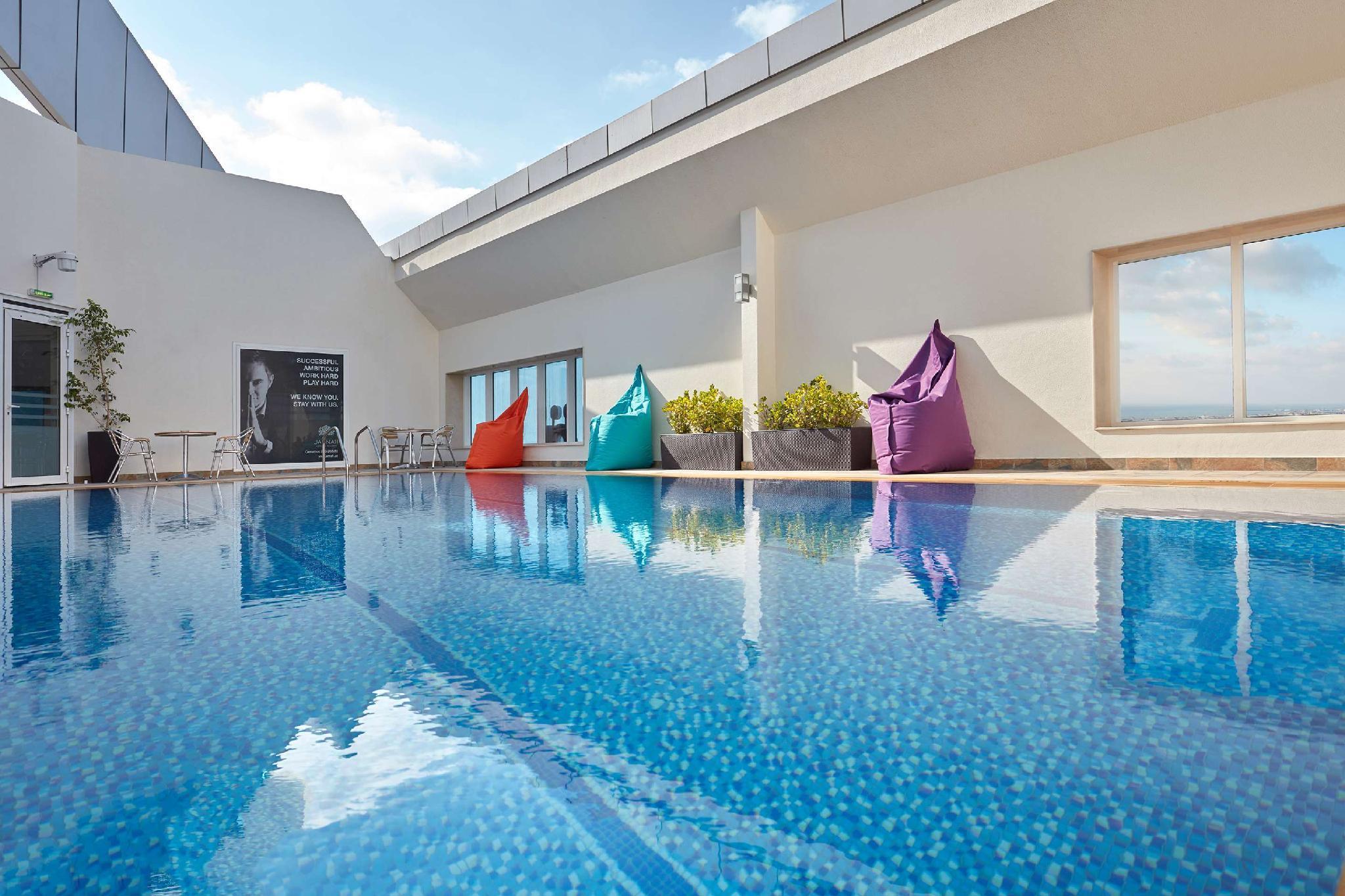 Jannah Burj Al Sarab Hotel Abu Dhabi Exterior foto The swimming pool at the hotel