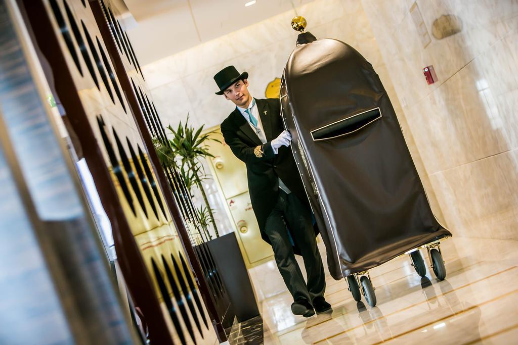 Jannah Burj Al Sarab Hotel Abu Dhabi Exterior foto A bellboy with a luggage cart