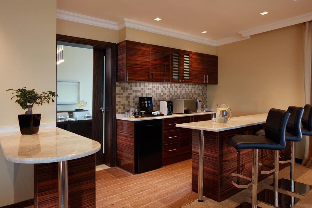Jannah Burj Al Sarab Hotel Abu Dhabi Exterior foto A kitchen in a hotel