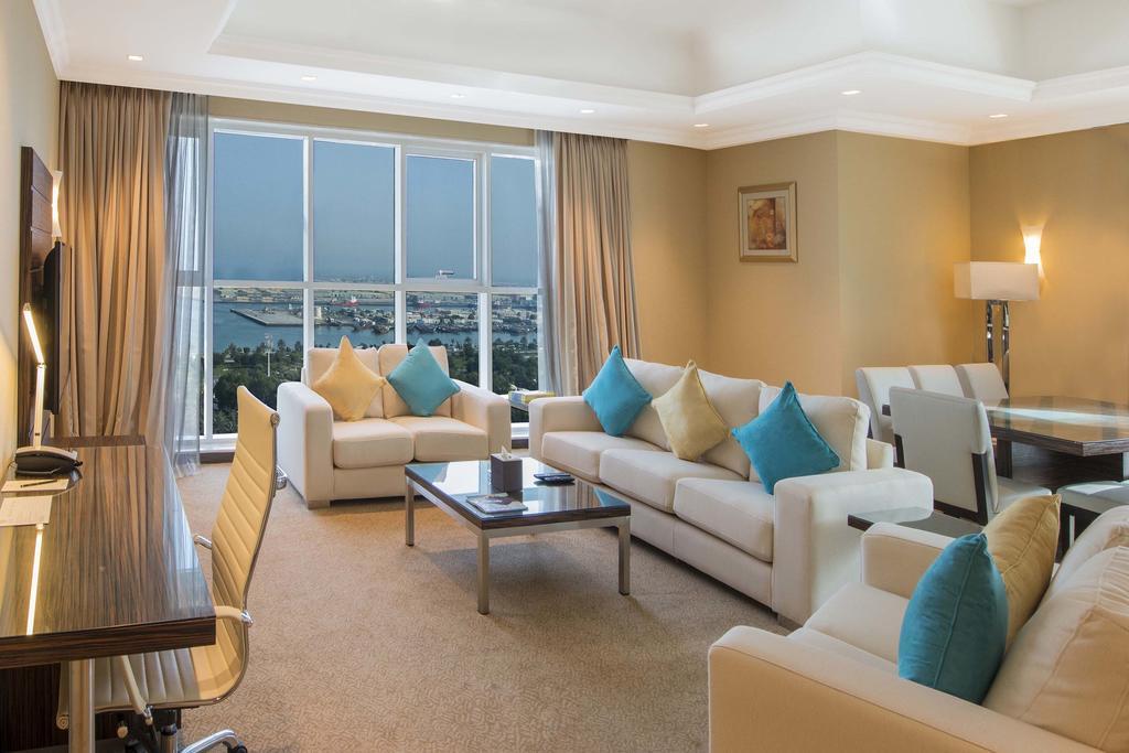 Jannah Burj Al Sarab Hotel Abu Dhabi Exterior foto A living room in a suite at the Jumeirah Beach Hotel