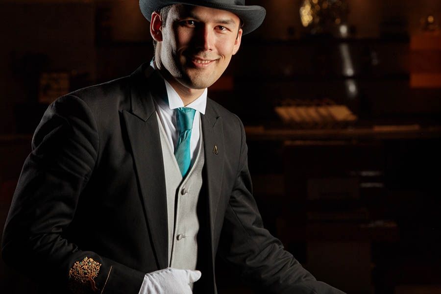 Jannah Burj Al Sarab Hotel Abu Dhabi Exterior foto A butler in a traditional uniform