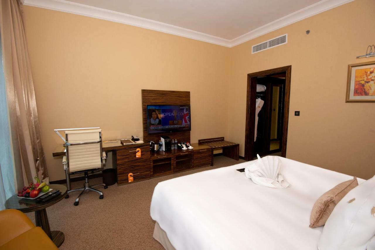 Jannah Burj Al Sarab Hotel Abu Dhabi Exterior foto A room at the hotel