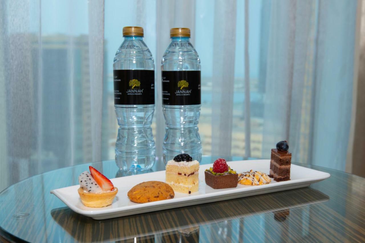 Jannah Burj Al Sarab Hotel Abu Dhabi Exterior foto A selection of petit fours